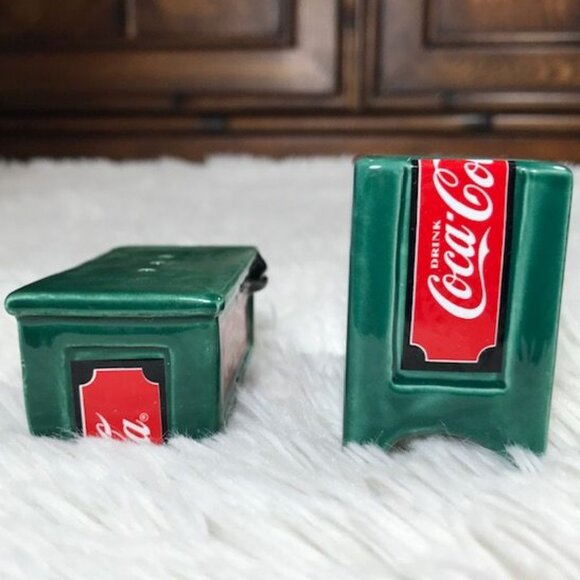 NWOT Vintage Coca-Cola Emerald Green Ceramic Salt & Pepper Shakers - Picture 5 of 7